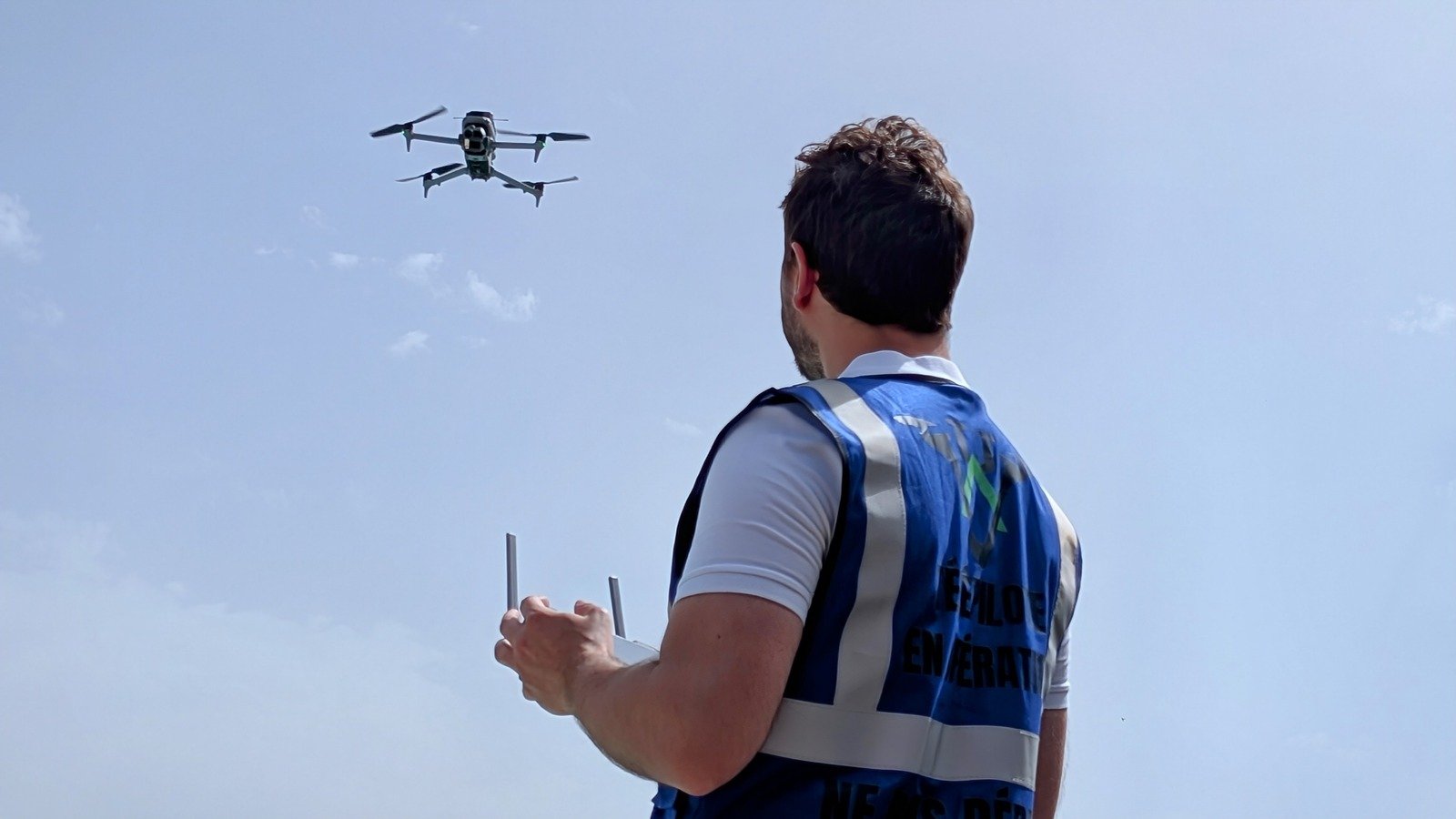 Drone en vol et pilote