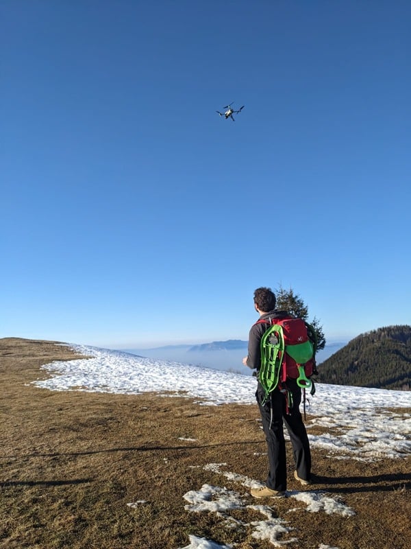 Drone survolant un paysage